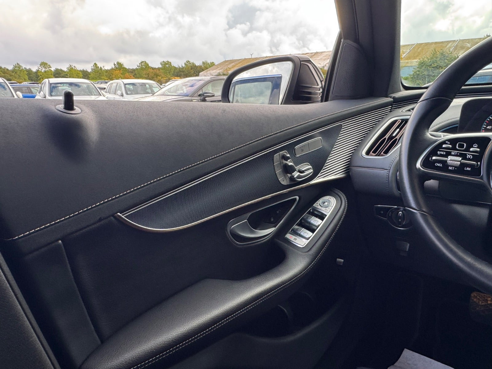 Grøn Mercedes EQC400 fra 2023