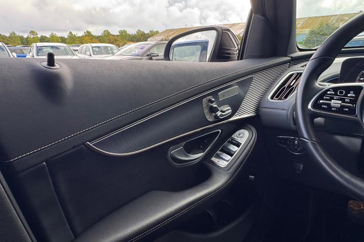 Grøn Mercedes EQC400 fra 2023