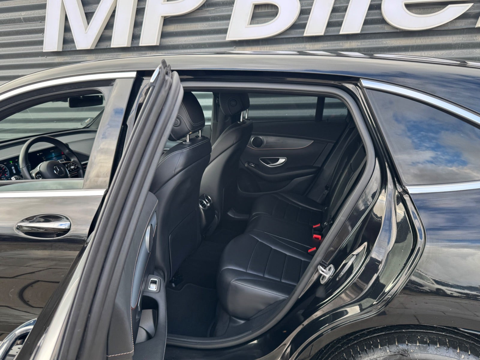 Grøn Mercedes EQC400 fra 2023