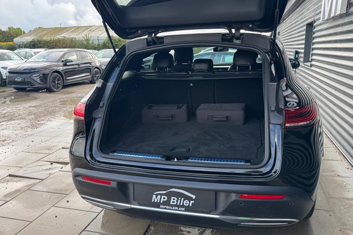 Grøn Mercedes EQC400 fra 2023