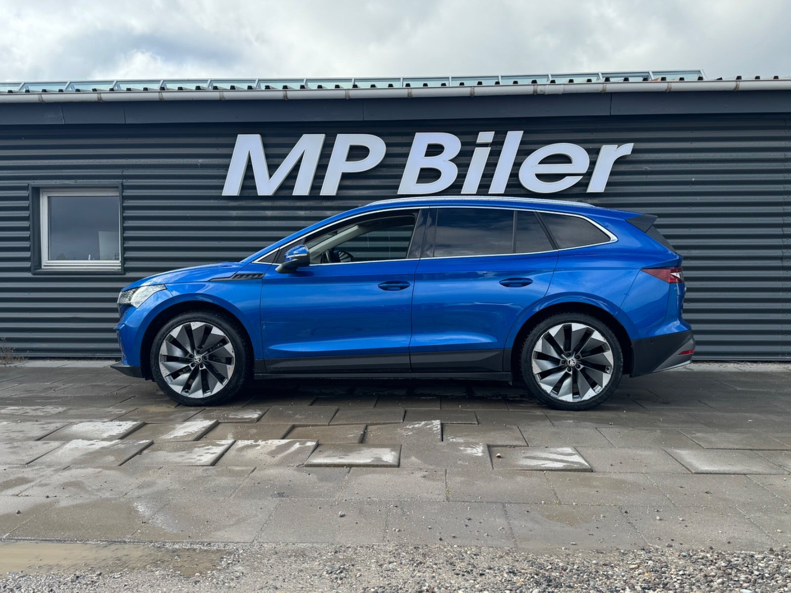 Blå Skoda Enyaq fra 2022