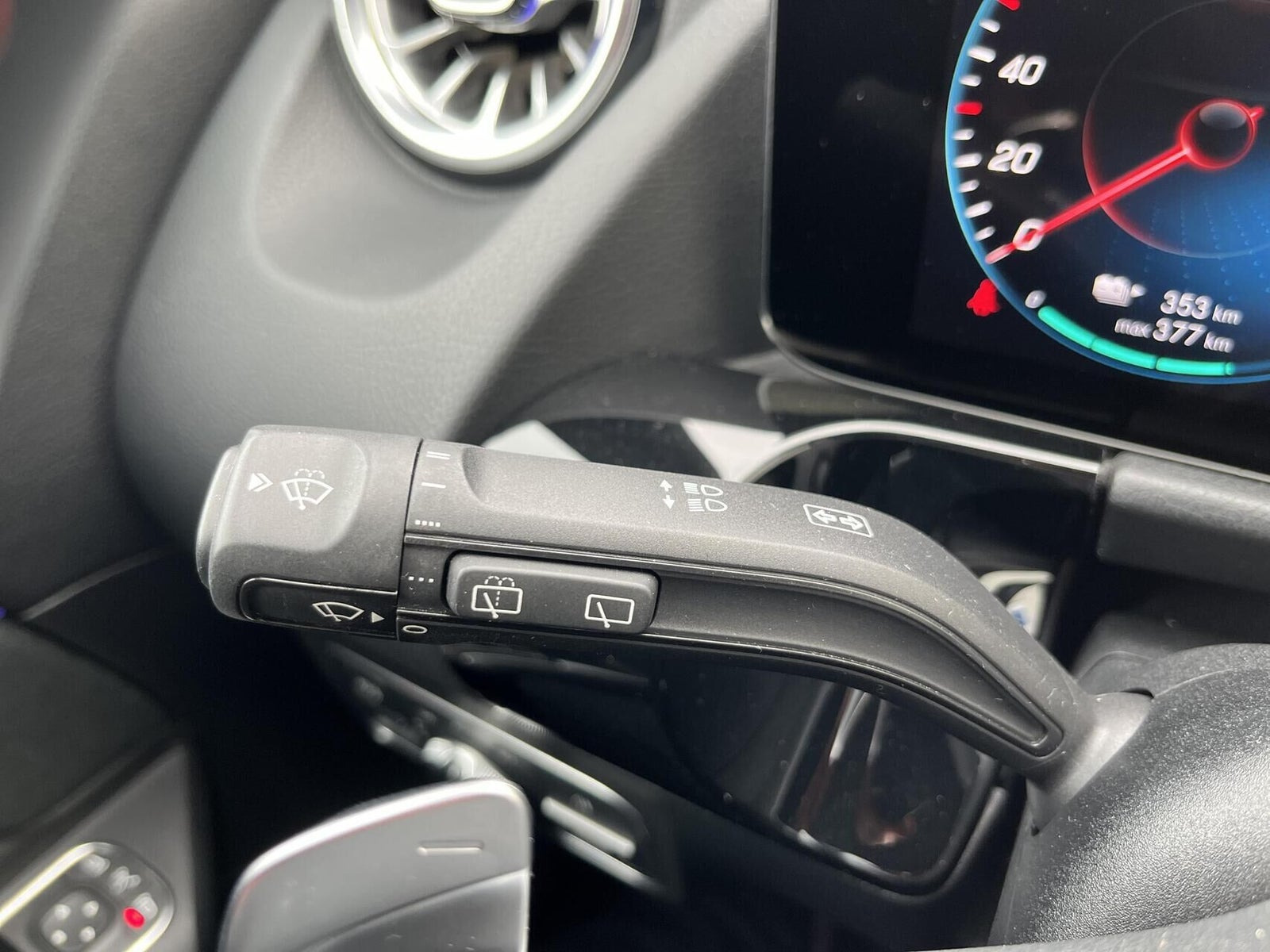 Grå Mercedes EQA250+ fra 2023