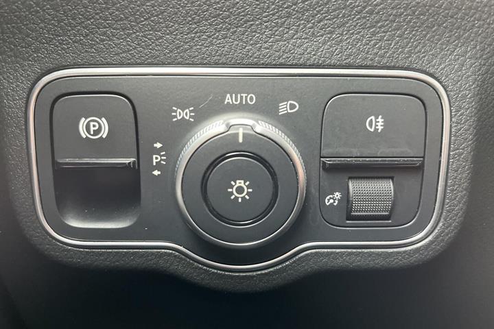 Grå Mercedes EQA250+ fra 2023