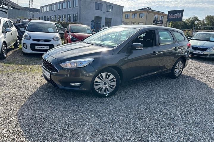 Grå Ford Focus fra 2015 set udefra