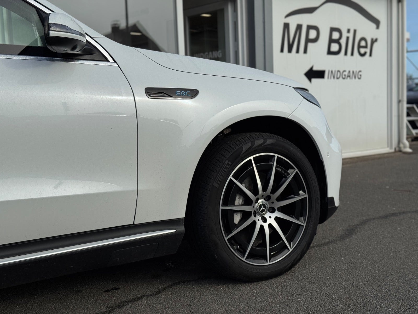 Hvid Mercedes EQC400 fra 2019