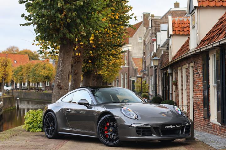 Sort Porsche 911 Carrera 4 GTS fra 2015 set udefra