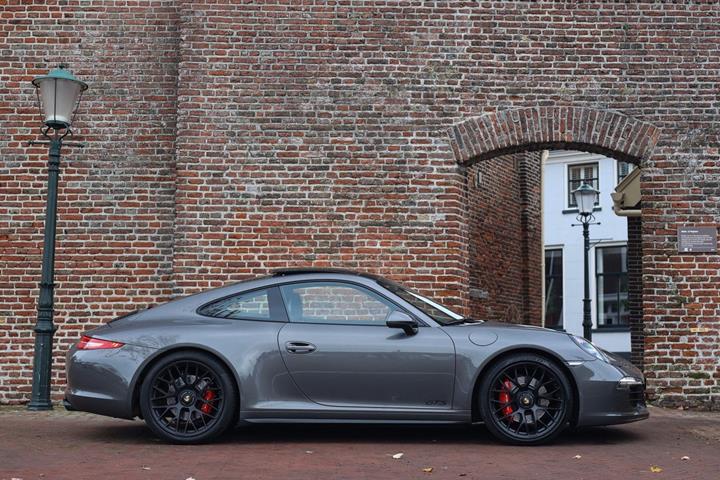 Sort Porsche 911 Carrera 4 GTS fra 2015