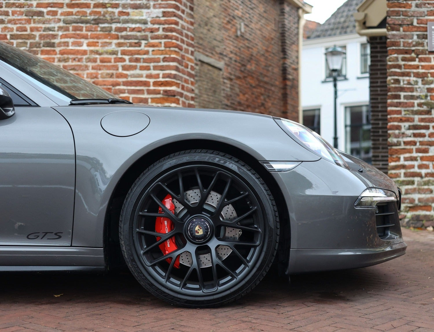 Sort Porsche 911 Carrera 4 GTS fra 2015