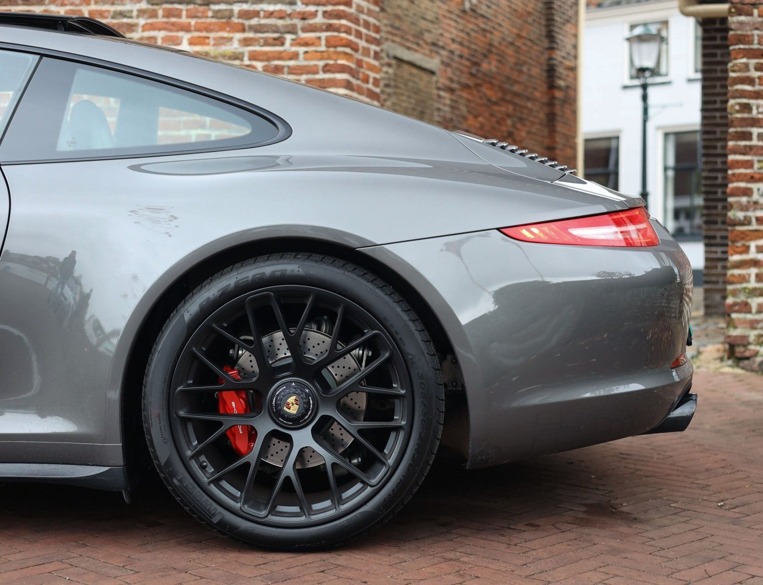 Sort Porsche 911 Carrera 4 GTS fra 2015