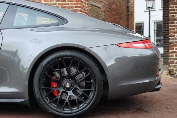 Sort Porsche 911 Carrera 4 GTS fra 2015