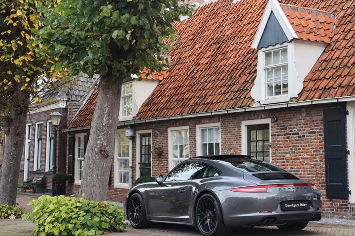 Sort Porsche 911 Carrera 4 GTS fra 2015