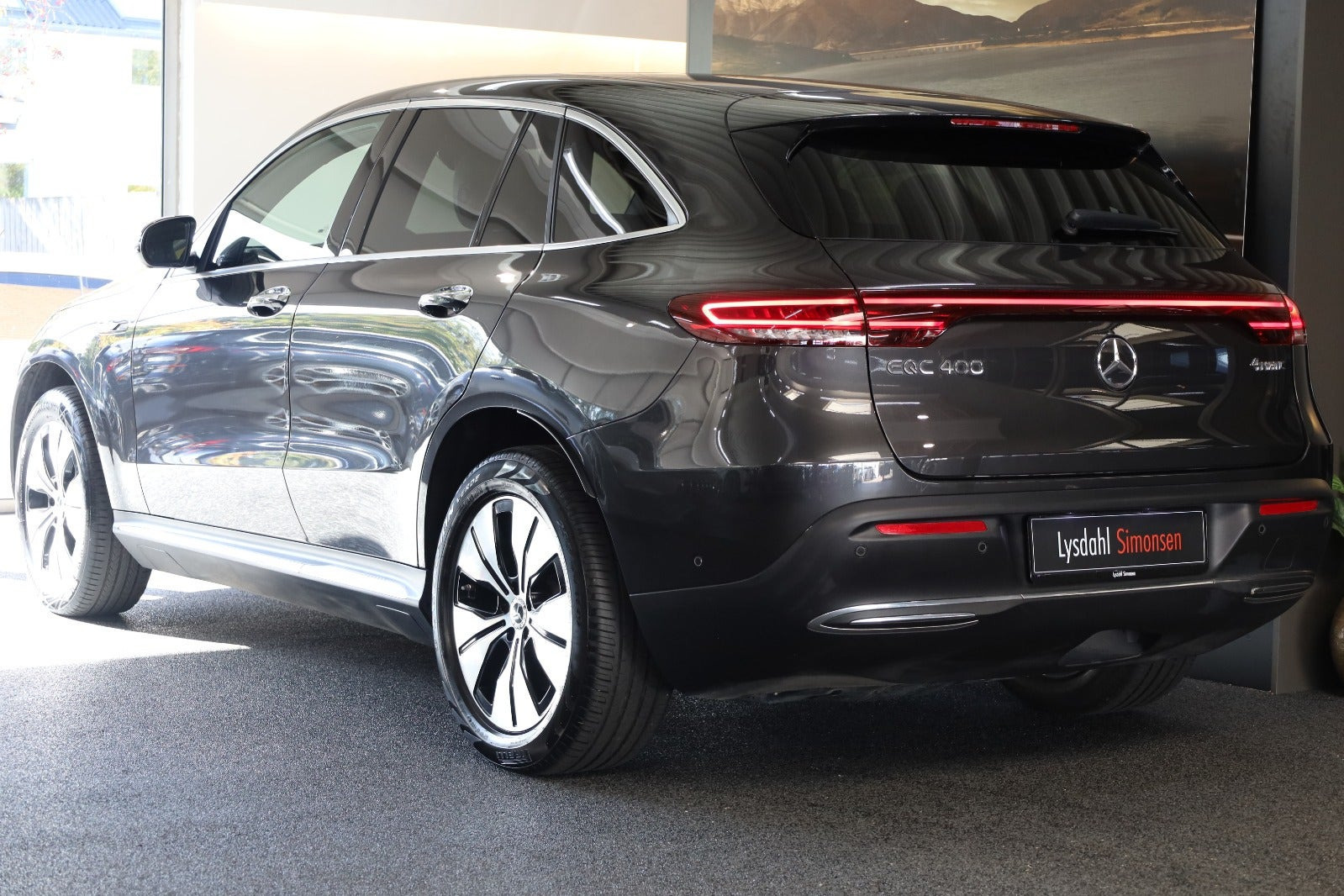 Grå Mercedes EQC400 fra 2021
