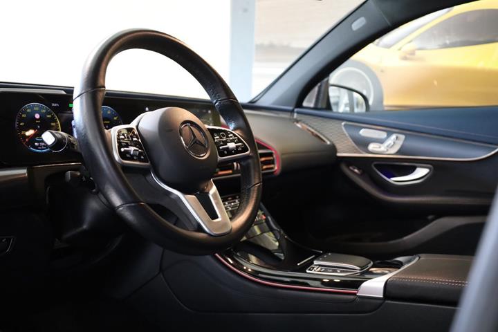 Grå Mercedes EQC400 fra 2021