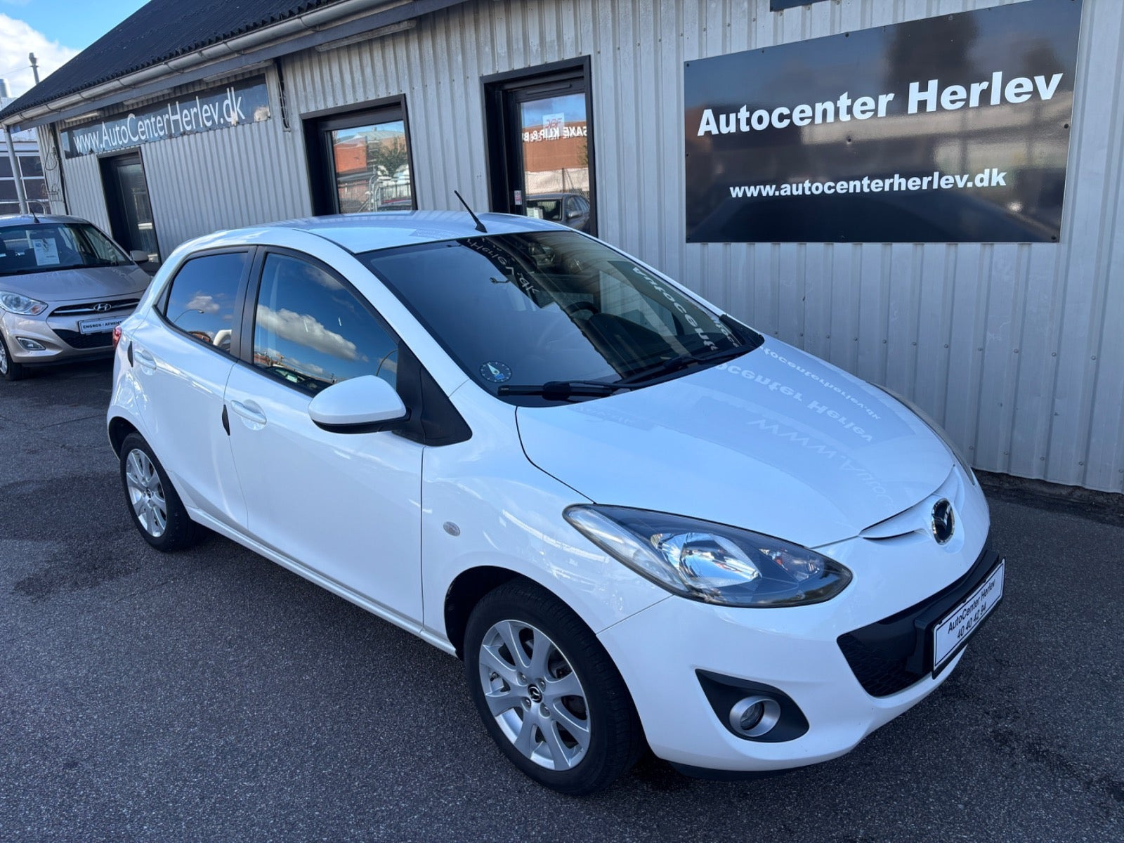 Hvid Mazda 2 fra 2015 set udefra