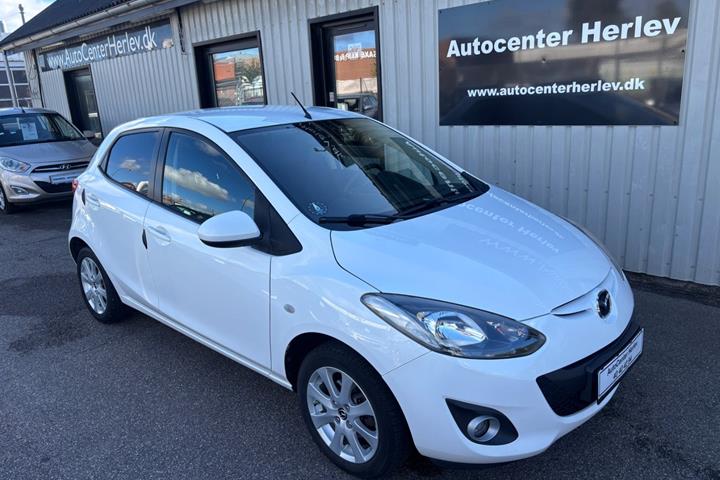 Hvid Mazda 2 fra 2015 set udefra