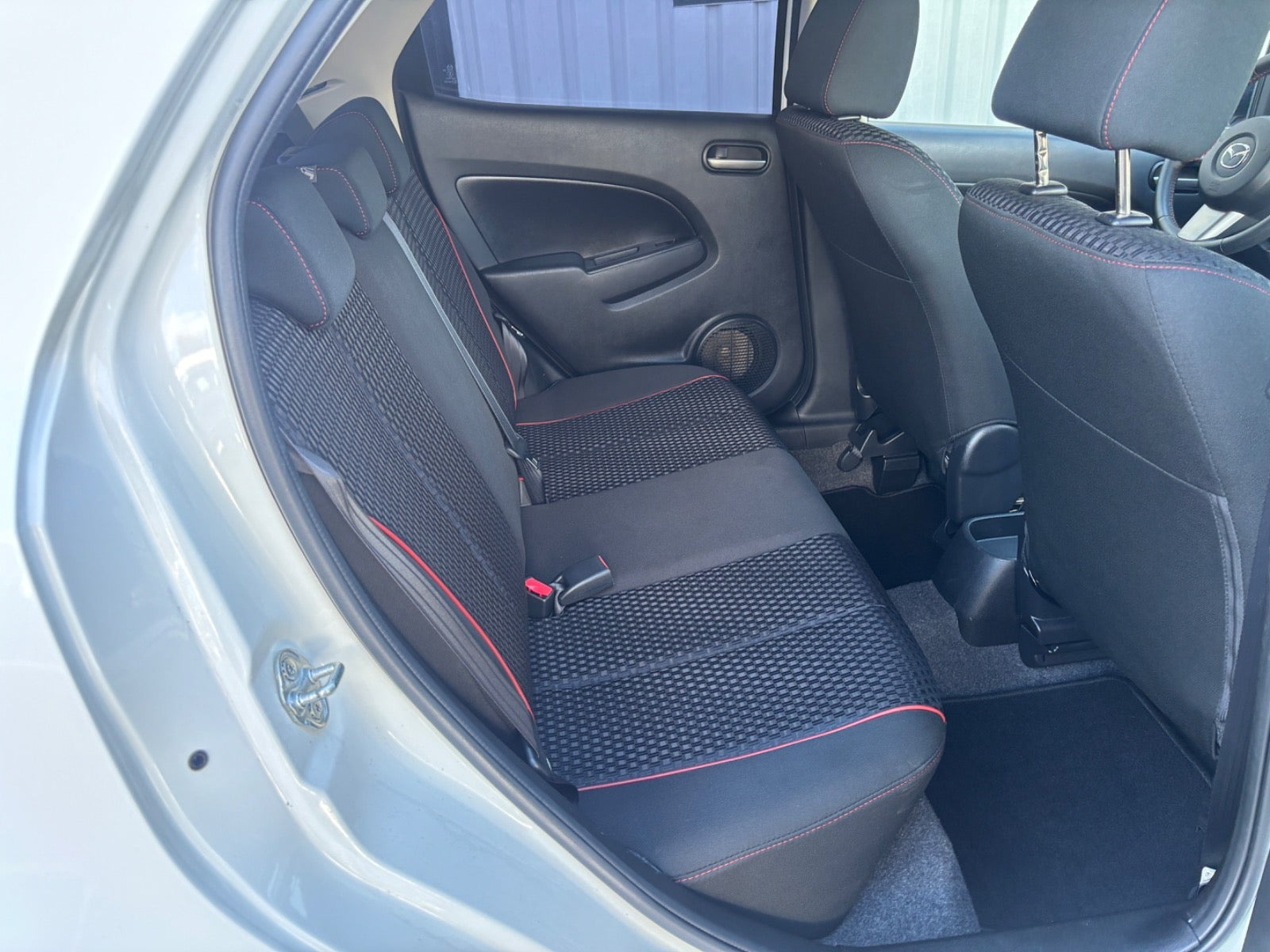 Hvid Mazda 2 fra 2015