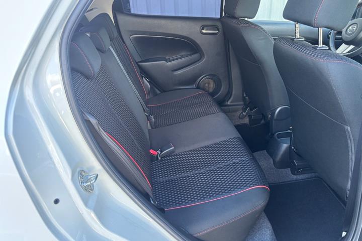 Hvid Mazda 2 fra 2015