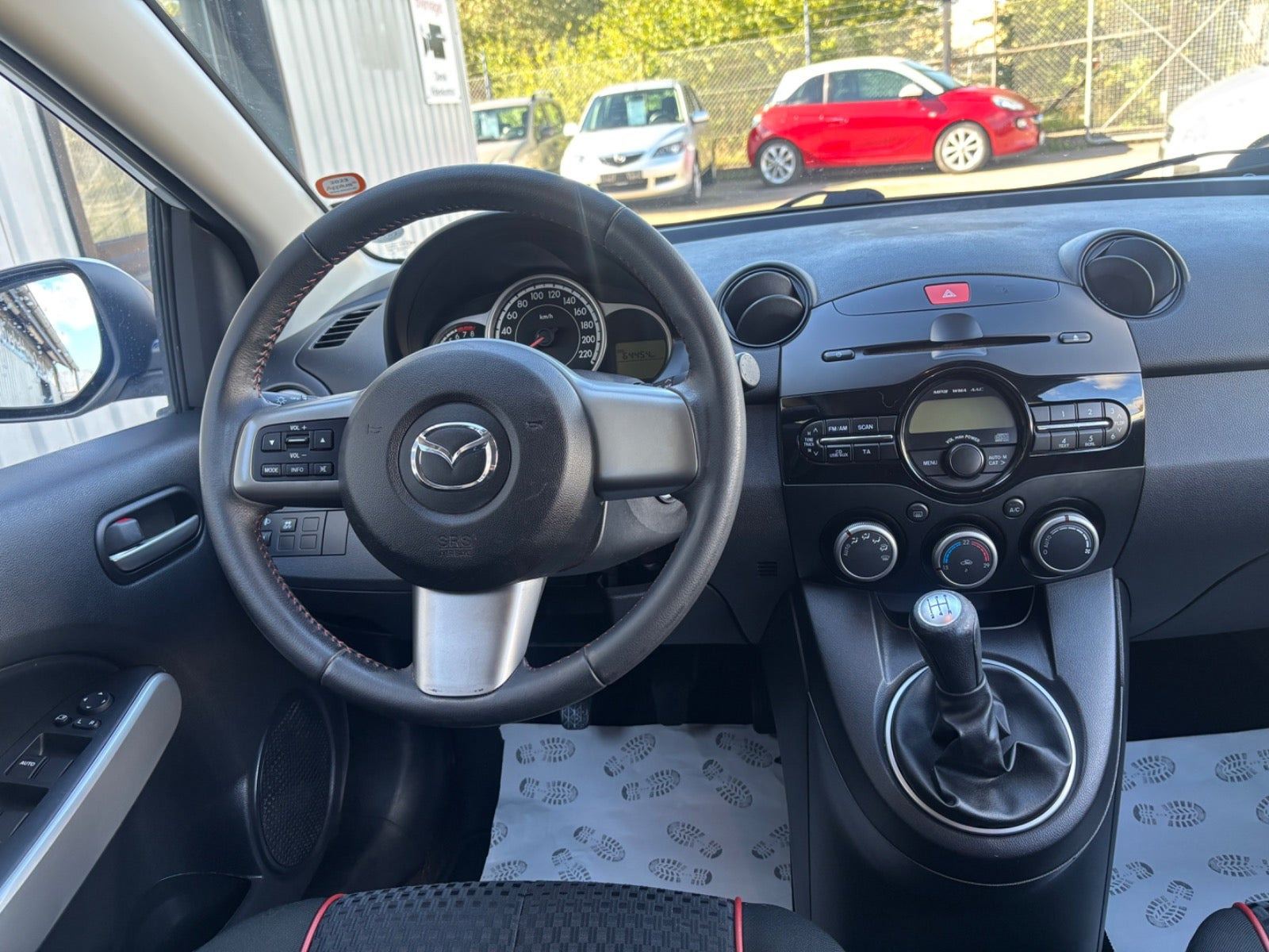 Hvid Mazda 2 fra 2015
