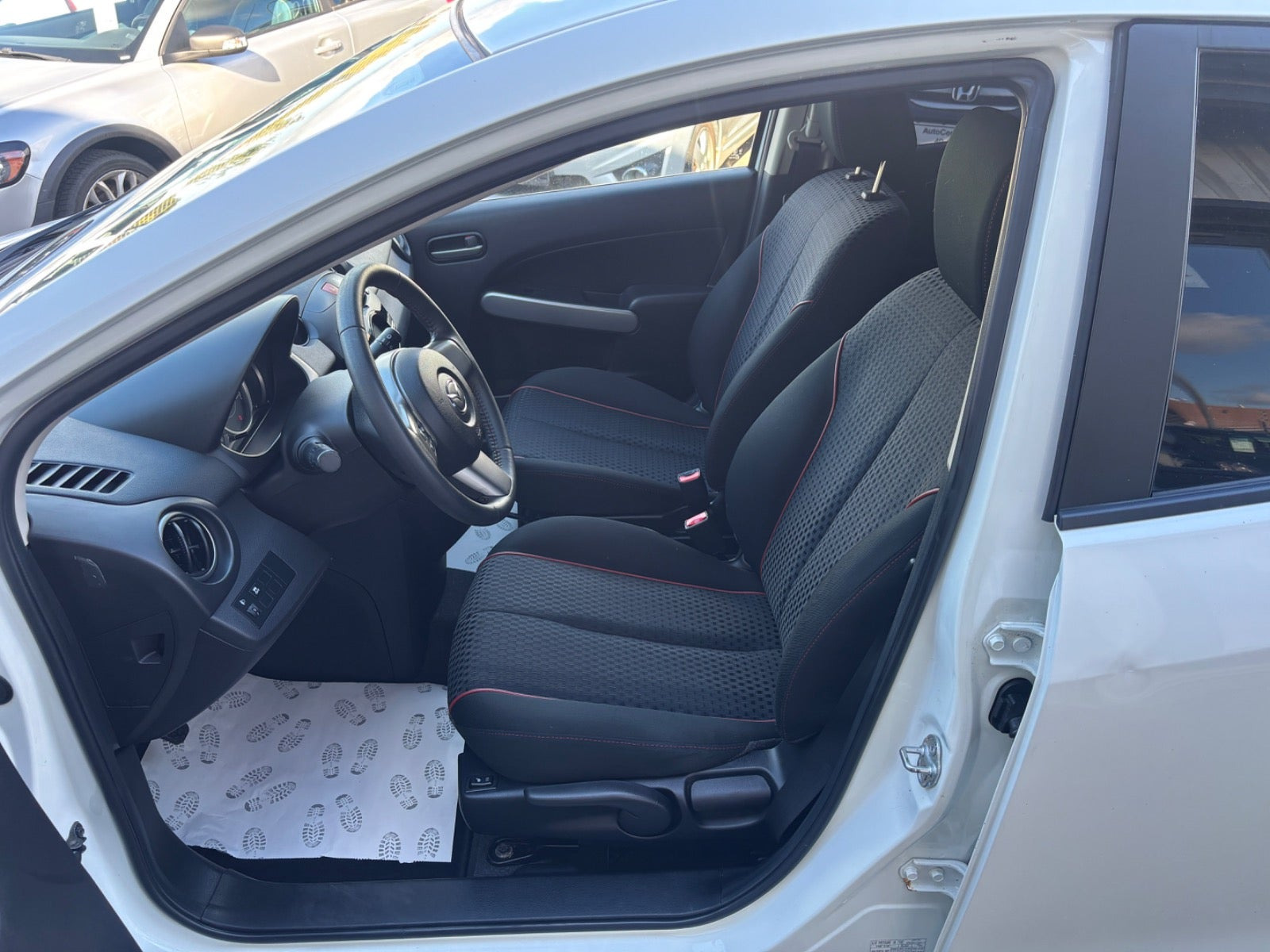 Hvid Mazda 2 fra 2015