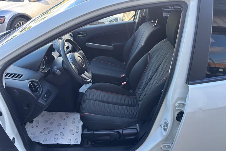 Hvid Mazda 2 fra 2015