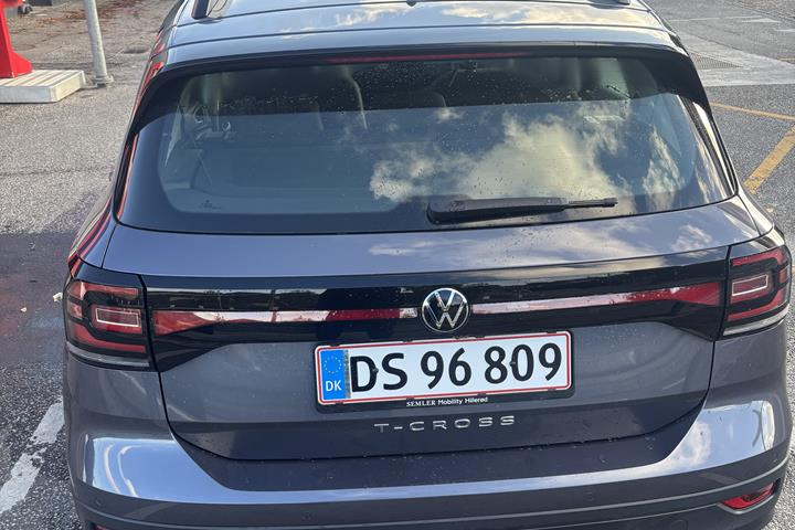 Grå VW T-Cross fra 2023