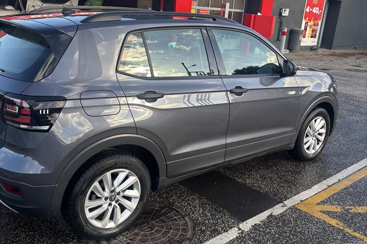 Grå VW T-Cross fra 2023