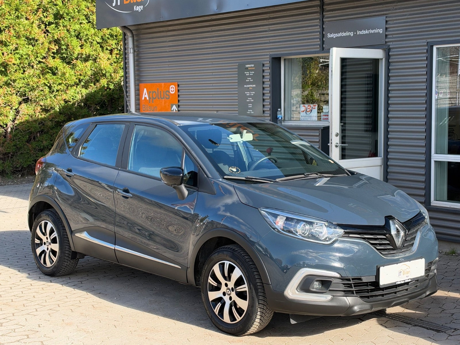 Grå Renault Captur fra 2018