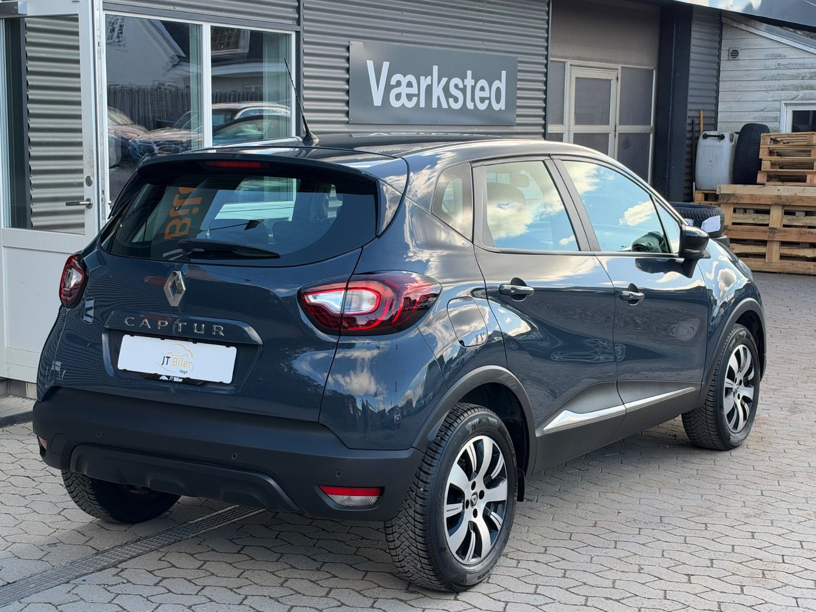 Grå Renault Captur fra 2018