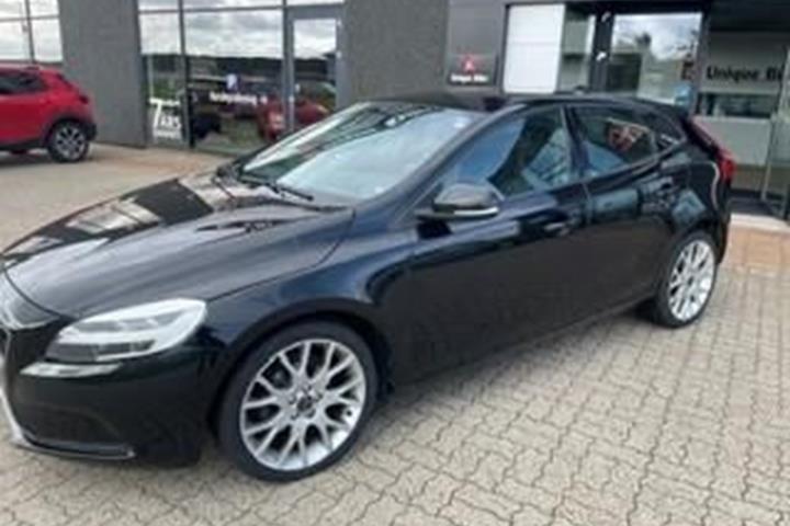 Sort Volvo V40 fra 2017