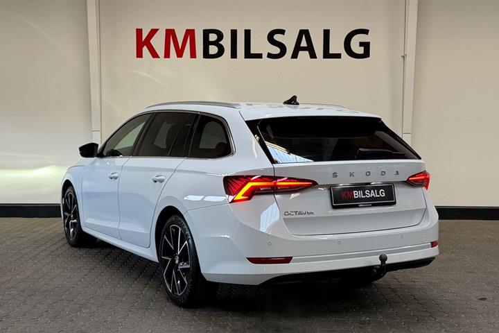 Hvid Skoda Octavia fra 2021