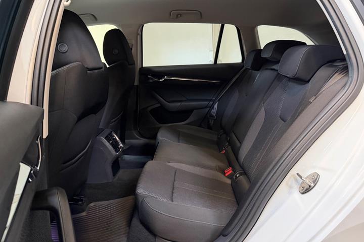 Hvid Skoda Octavia fra 2021