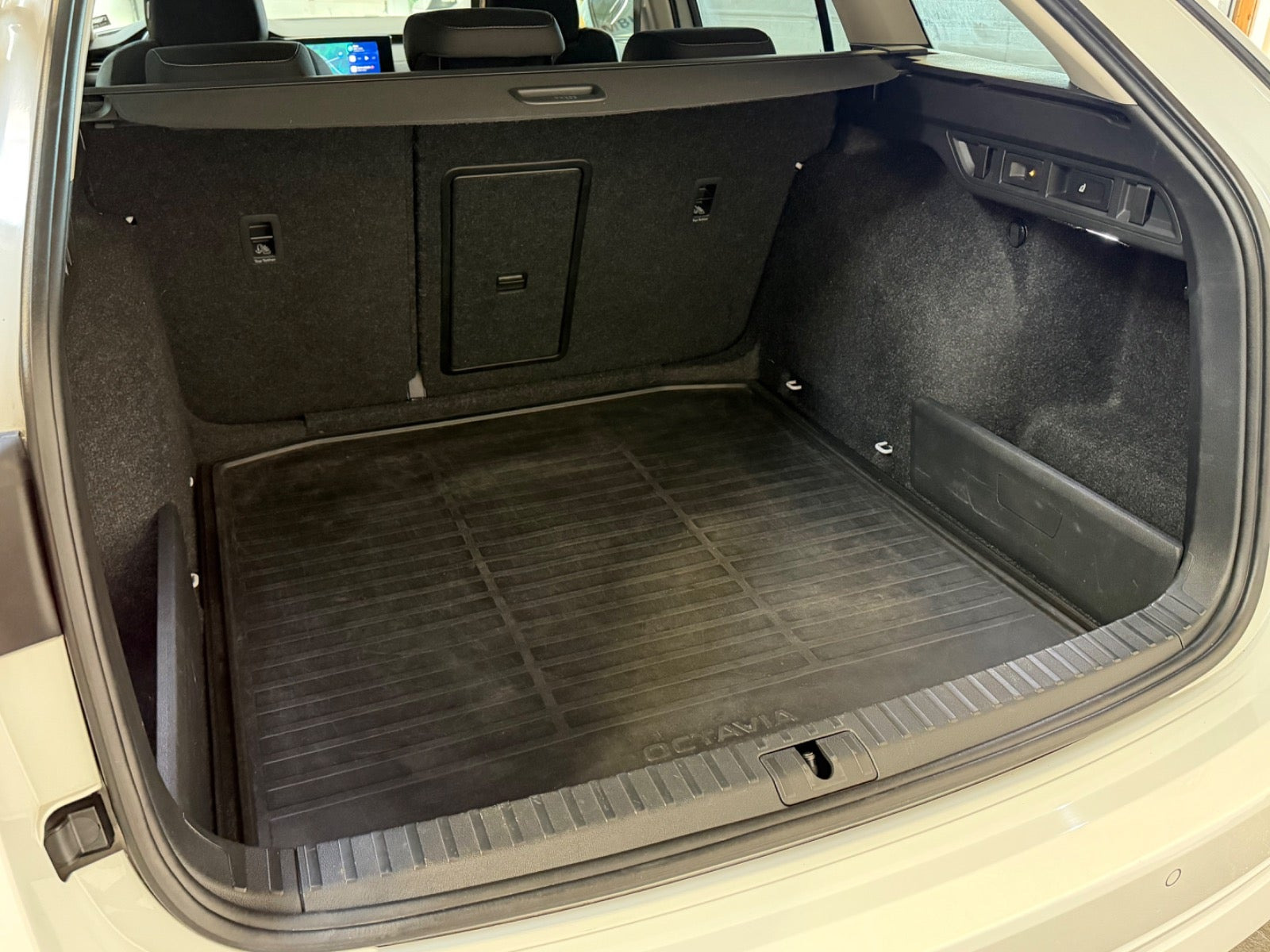 Hvid Skoda Octavia fra 2021