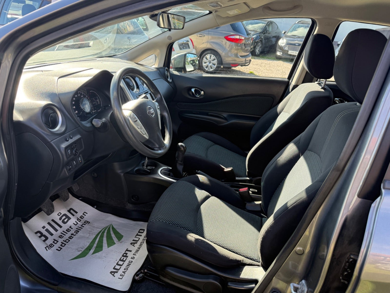 Grå Nissan Note fra 2014