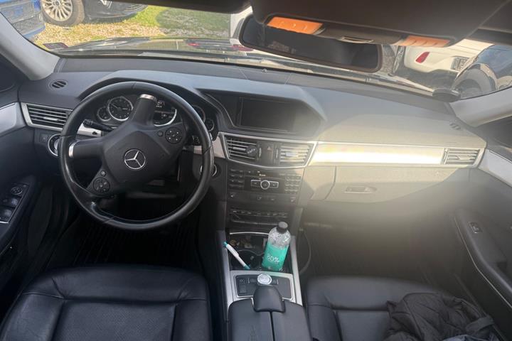 Sort Mercedes E200 fra 2013