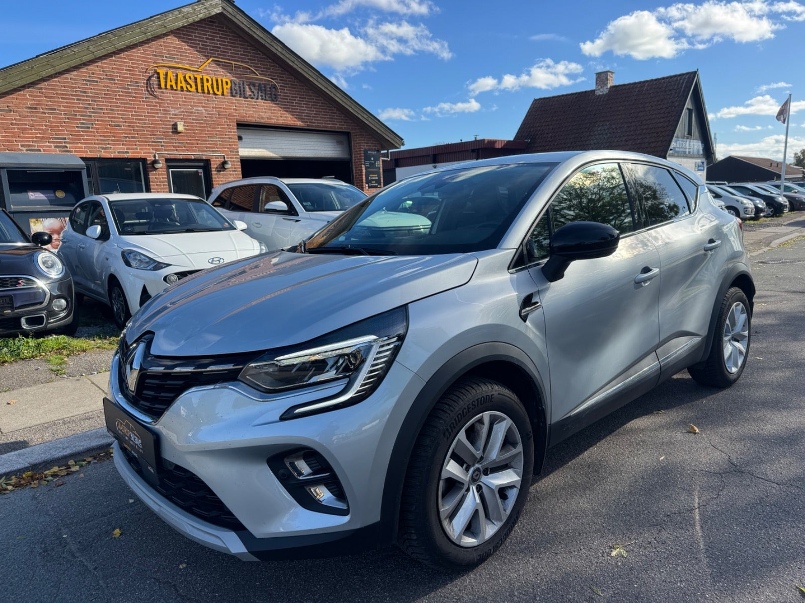 Grå Renault Captur fra 2023
