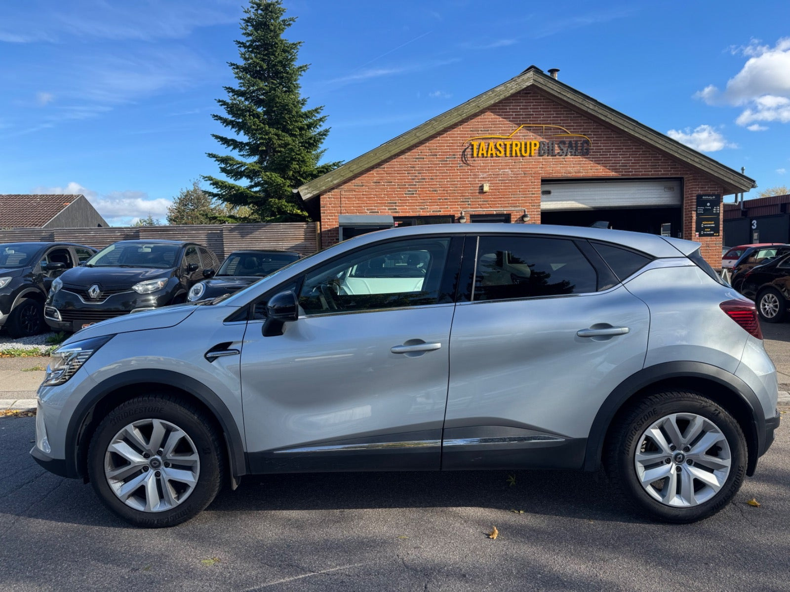 Grå Renault Captur fra 2023