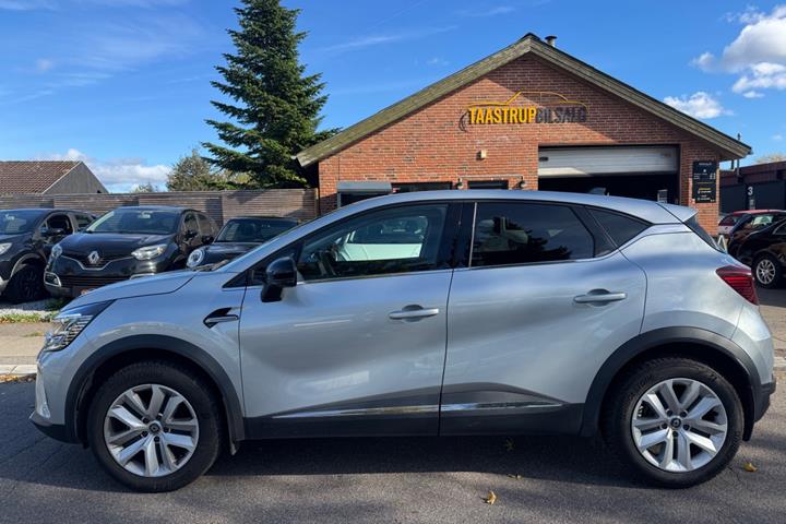 Grå Renault Captur fra 2023