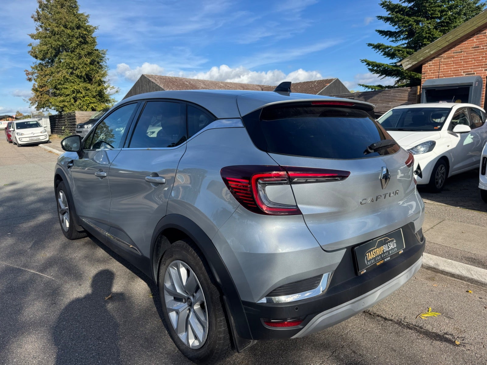 Grå Renault Captur fra 2023