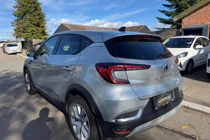 Grå Renault Captur fra 2023