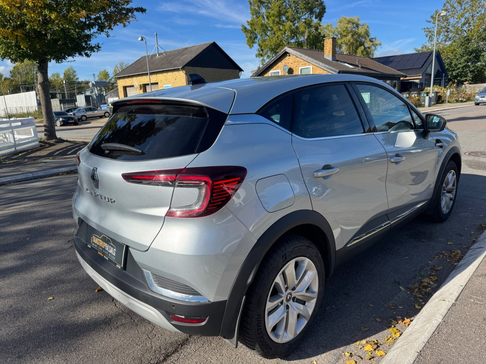 Grå Renault Captur fra 2023
