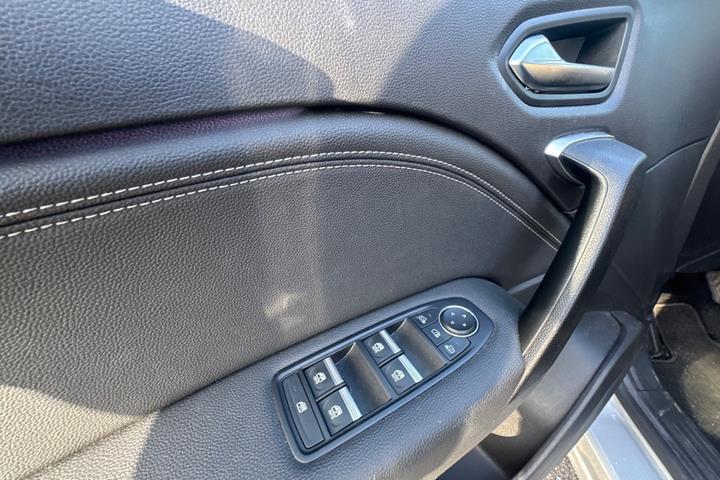 Grå Renault Captur fra 2023