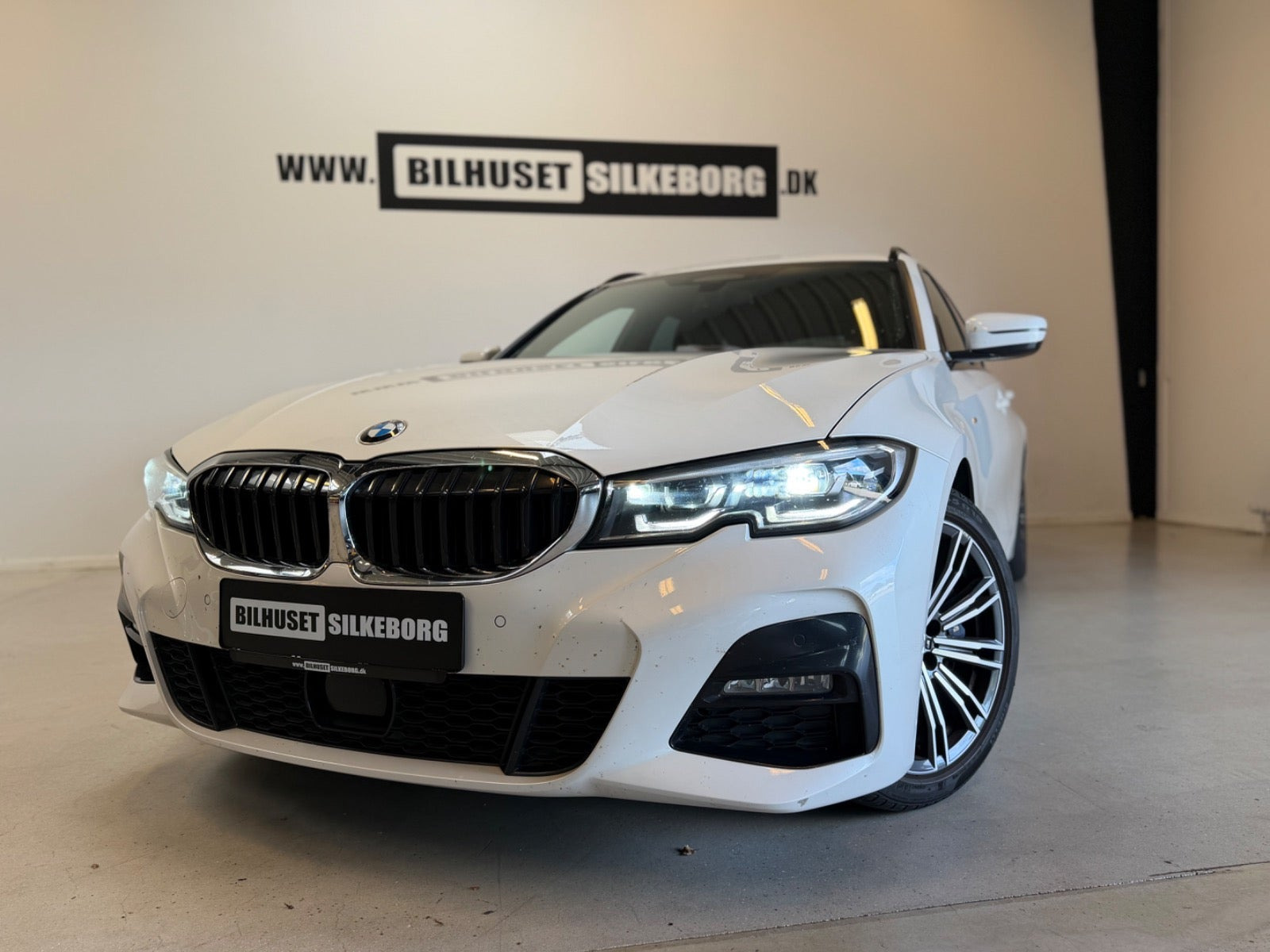 Blå BMW 330i fra 2020
