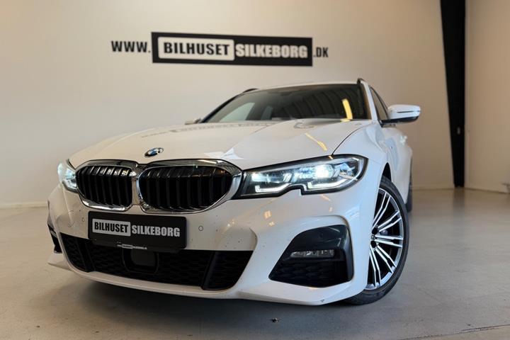 Blå BMW 330i fra 2020