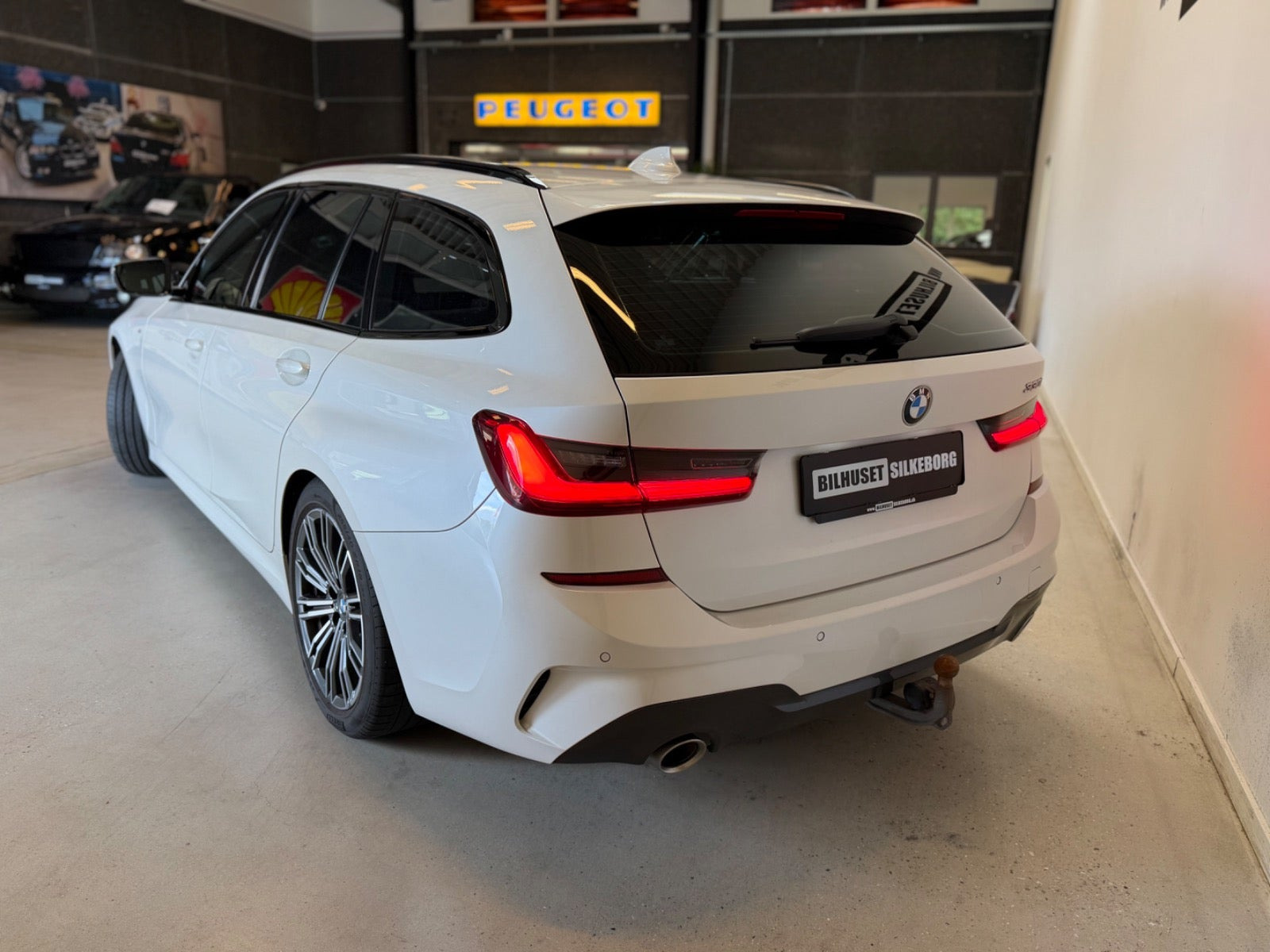 Blå BMW 330i fra 2020