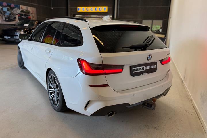 Blå BMW 330i fra 2020