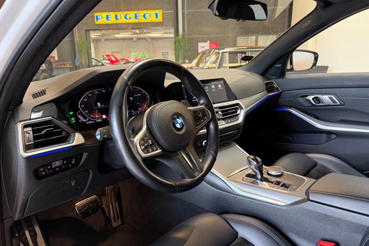 Blå BMW 330i fra 2020