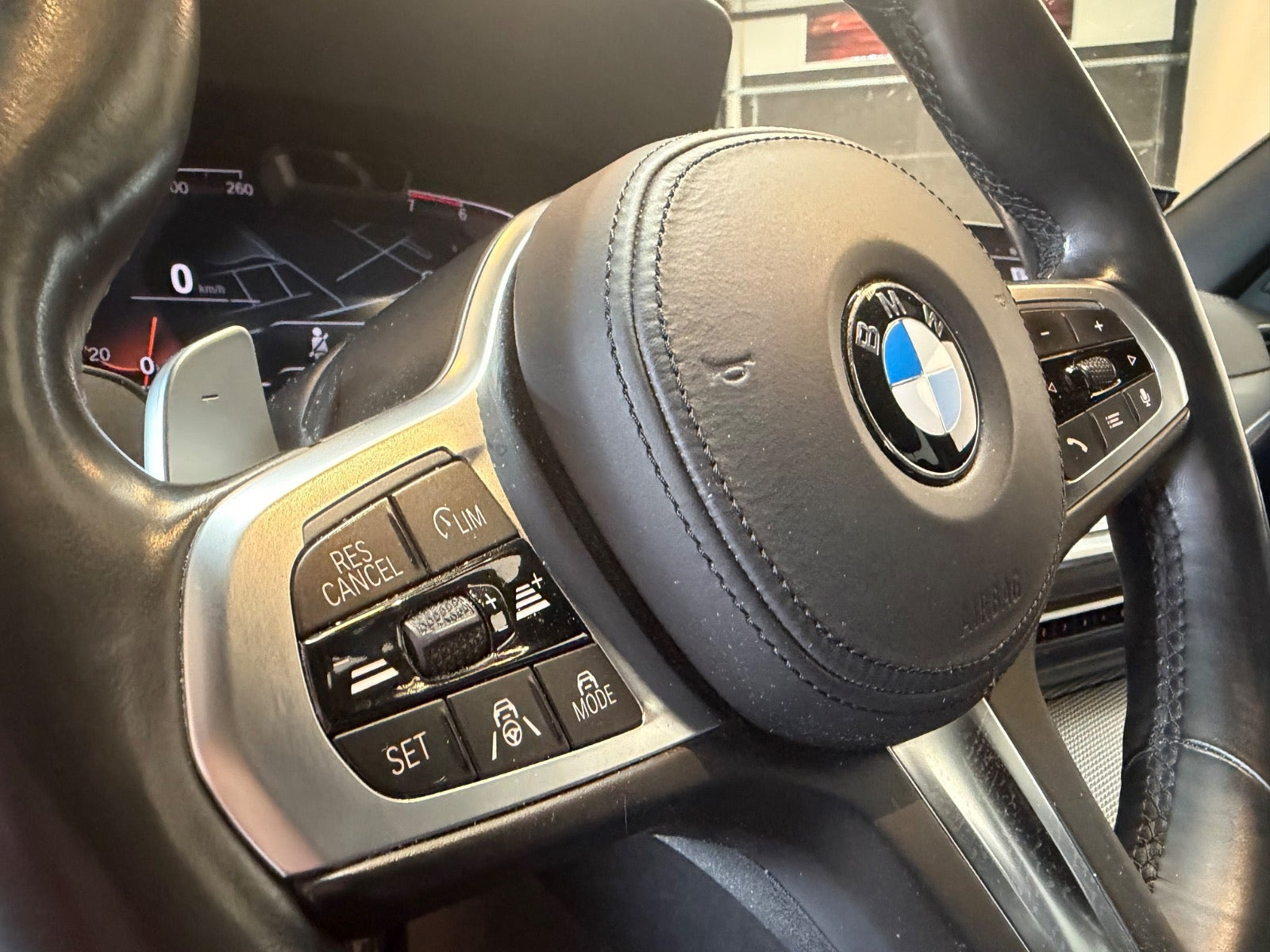 Blå BMW 330i fra 2020