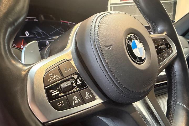 Blå BMW 330i fra 2020