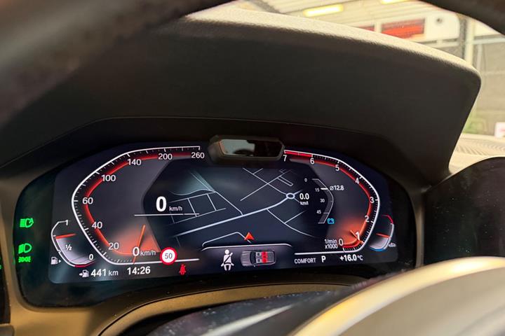 Blå BMW 330i fra 2020