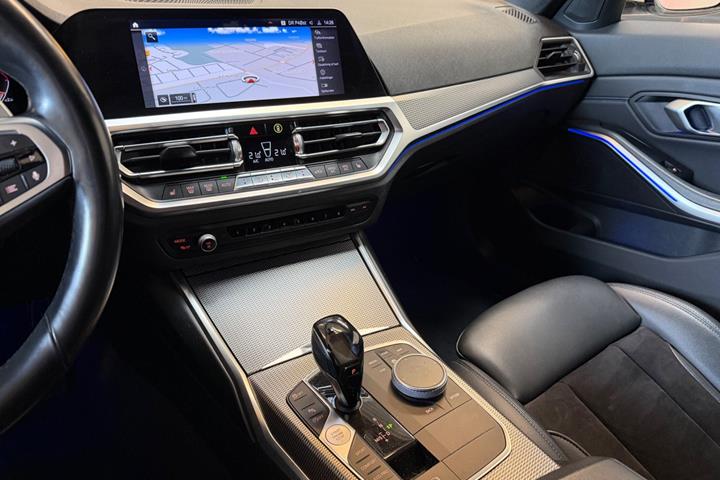 Blå BMW 330i fra 2020